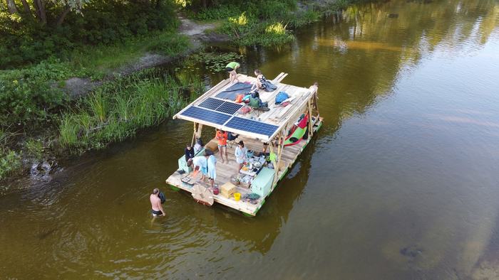 Сплав на двухпалубном плоту с солнечным приводом Плот, Сплав, Солнечная энергия, Река, Мотор, Альтернативная энергетика, Длиннопост