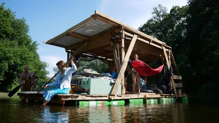 Сплав на двухпалубном плоту с солнечным приводом Плот, Сплав, Солнечная энергия, Река, Мотор, Альтернативная энергетика, Длиннопост