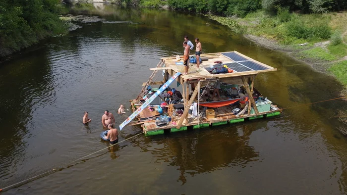 Сплав на двухпалубном плоту с солнечным приводом Плот, Сплав, Солнечная энергия, Река, Мотор, Альтернативная энергетика, Длиннопост