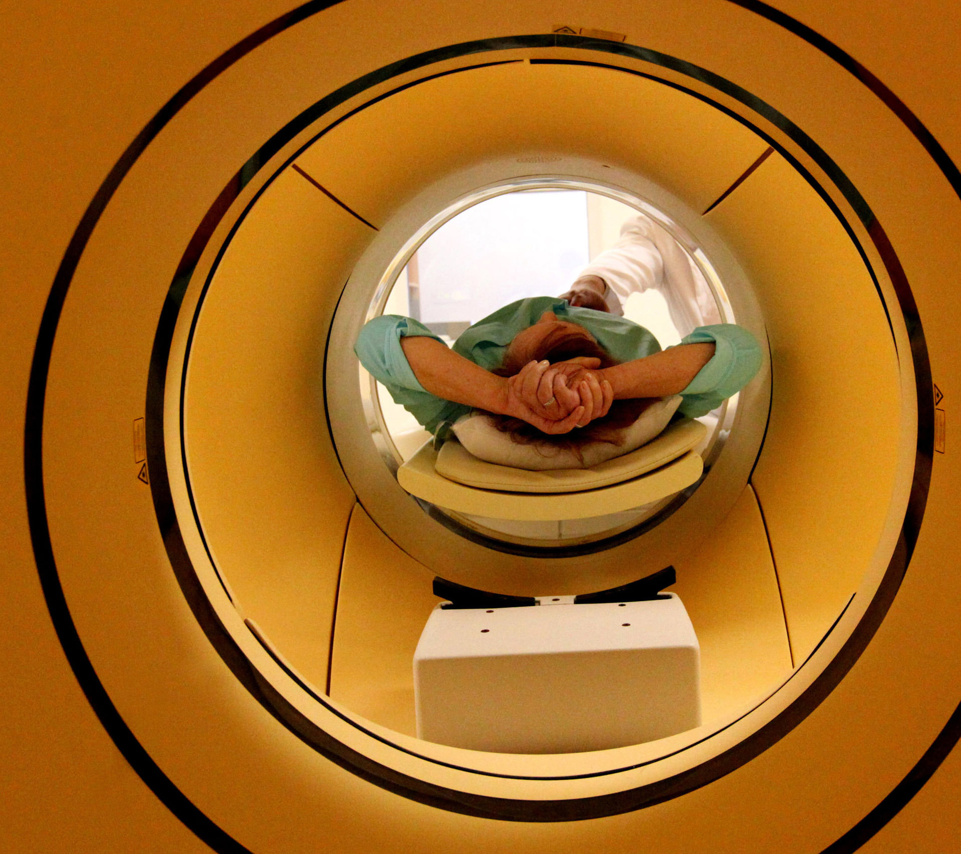 Пациент во время обследования c помощью совмещенного позитронно-эмиссионного и комьютерного томографа Пациент во время обследования c помощью совмещенного позитронно-эмиссионного и комьютерного томографа