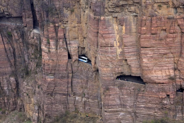 Красивые, опасные и... скучные: самые необычные дороги мира