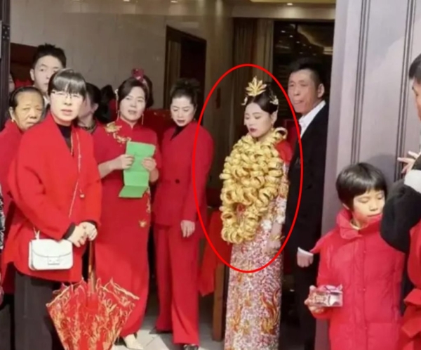 выплаты многодетным. льготы по ипотеке. семейный автомобиль. счастливая семья в автомобиле. миллион рублей на автомобиль молодым семьям.