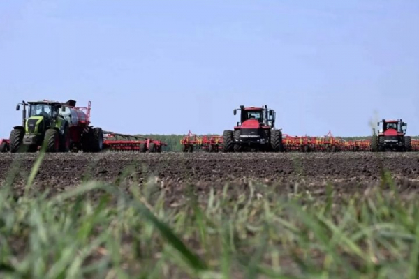 В Казахстане построят три завода по выпуску белорусских тракторов и комбайнов