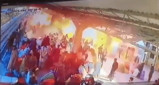 Смертник совершил теракт на вокзале в Пакистане — 24 человека погибли
											 
												Смертник совершил теракт на вокзале в Пакистане — 24 человека погибли